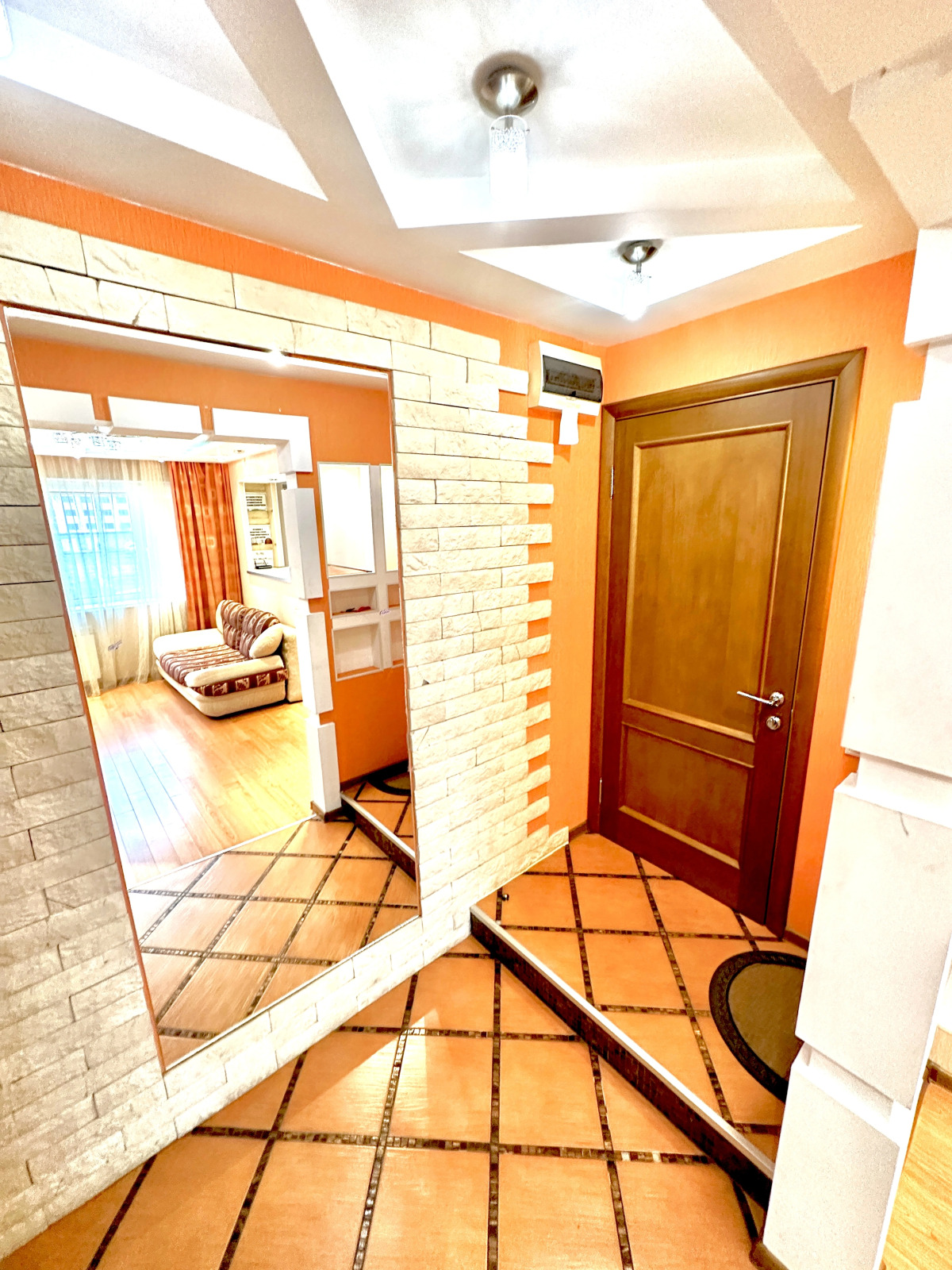 Квартира Светлая 2-комнатная: рядом гостиница Воркута и Центральная площадь