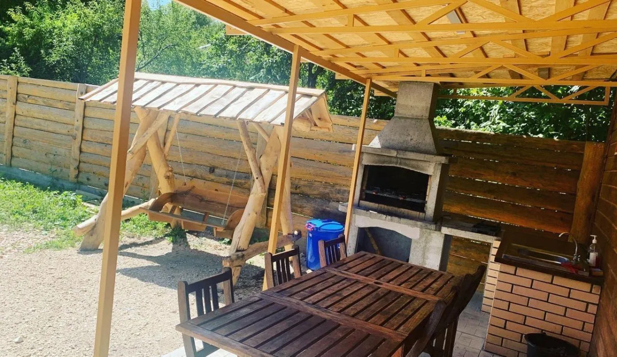 Частный дом с баней бассейном и мангалом на берегу реки