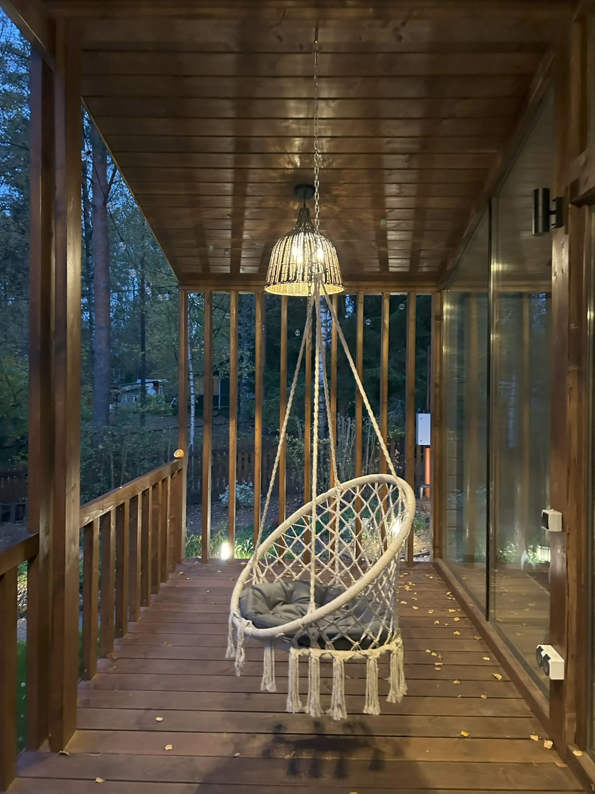 Частный дом у озера с террасой Сосновый дом