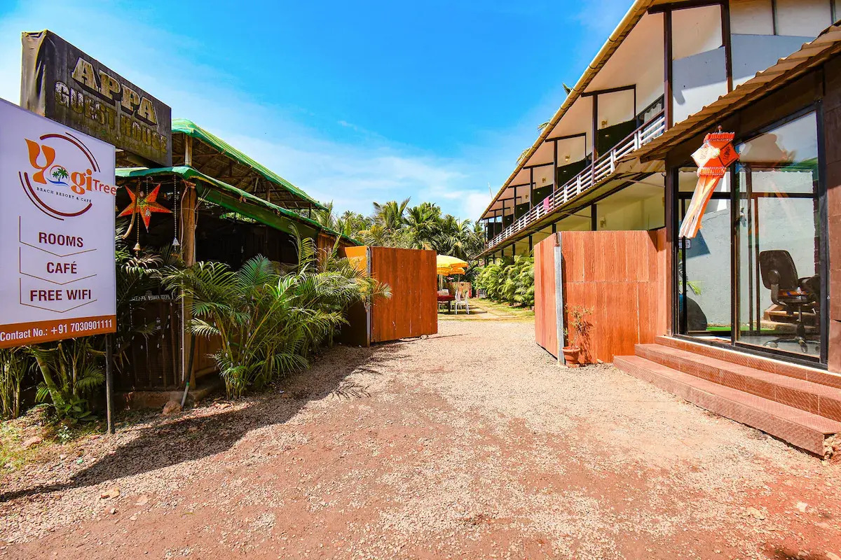 Hotel YogiTree beach Resort & Cafe