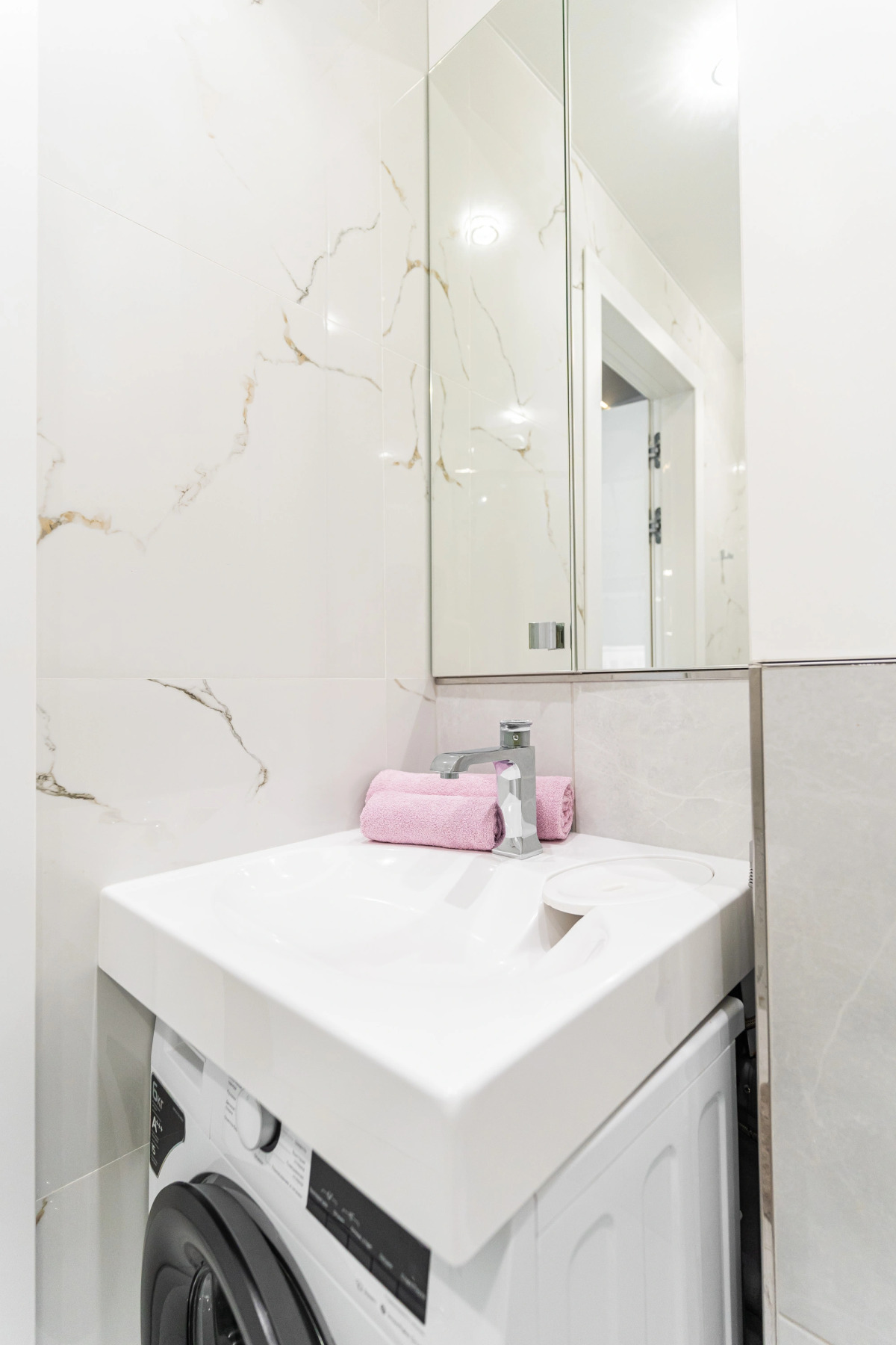 Апартаменты в Совpeмeннoм ЖK в Пяти Минутaх Ходьбы oт Мopя от LеtоApart