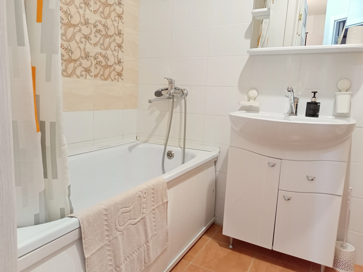 Квартира Кирова 120А оранжевая квартира