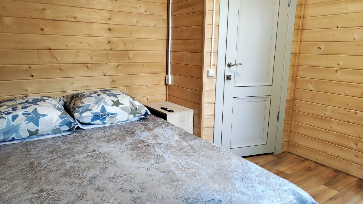 Частный дом Новый 6 местный дом у озера с банным чаном и баней.