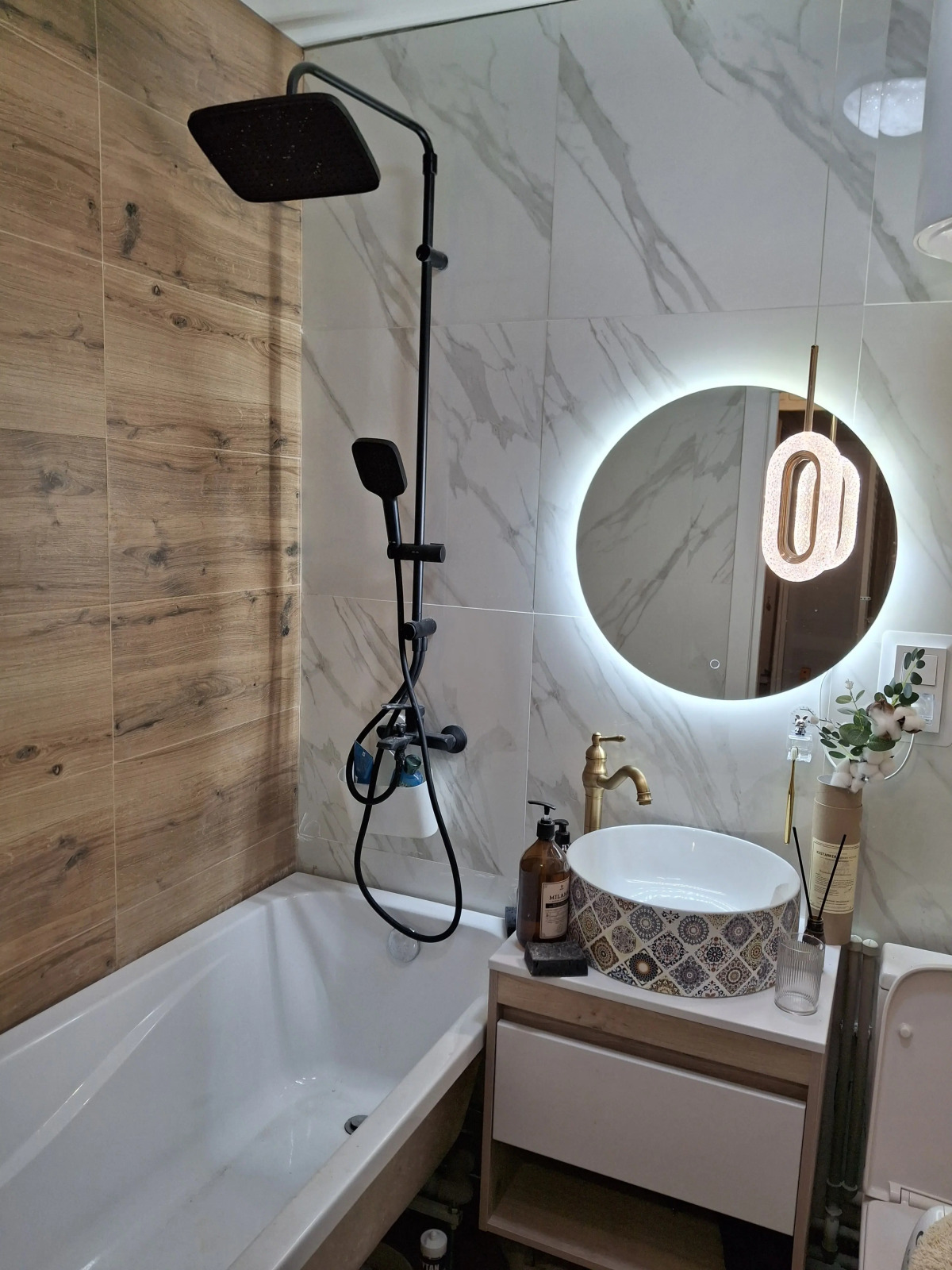 Квартира с подвесными креслами из ротанга на панорамной лоджии