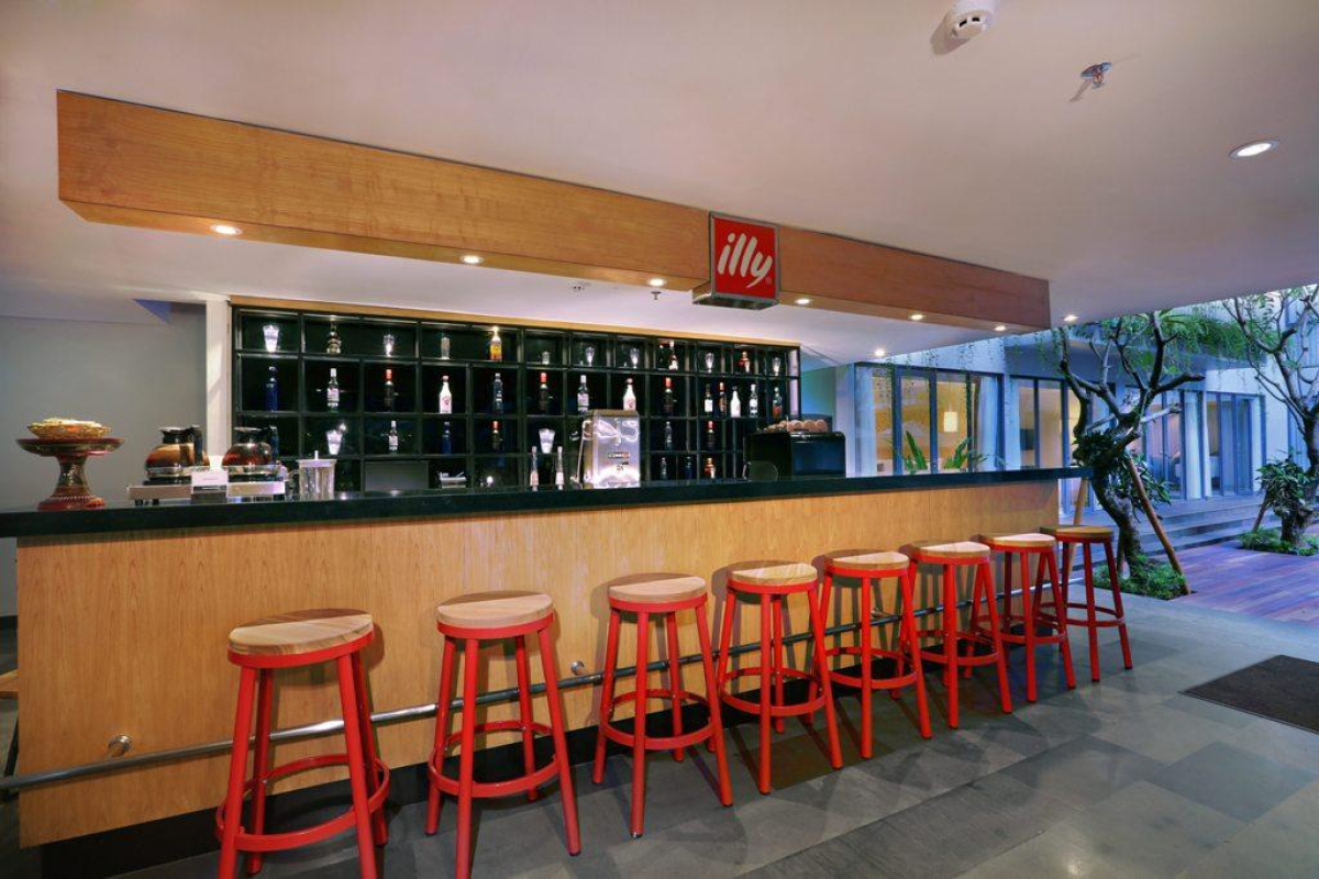 Отель Neo+ Kuta Legian