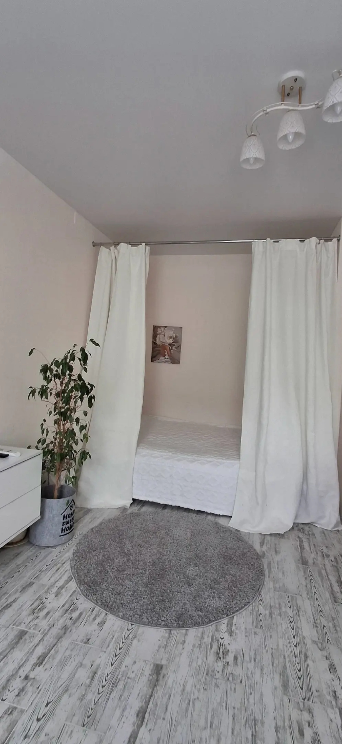 Квартира с подвесными креслами из ротанга на панорамной лоджии