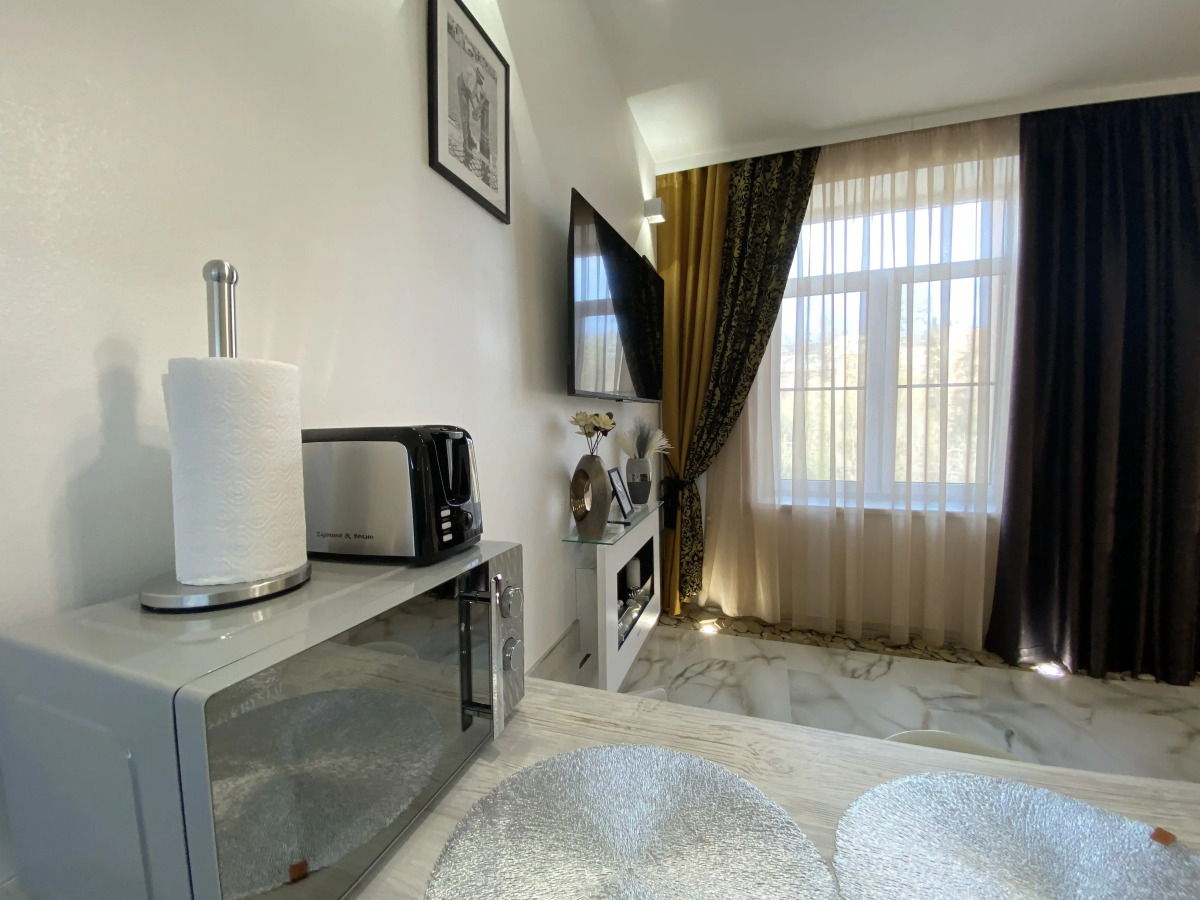 Апартаменты в современном стиле с камином