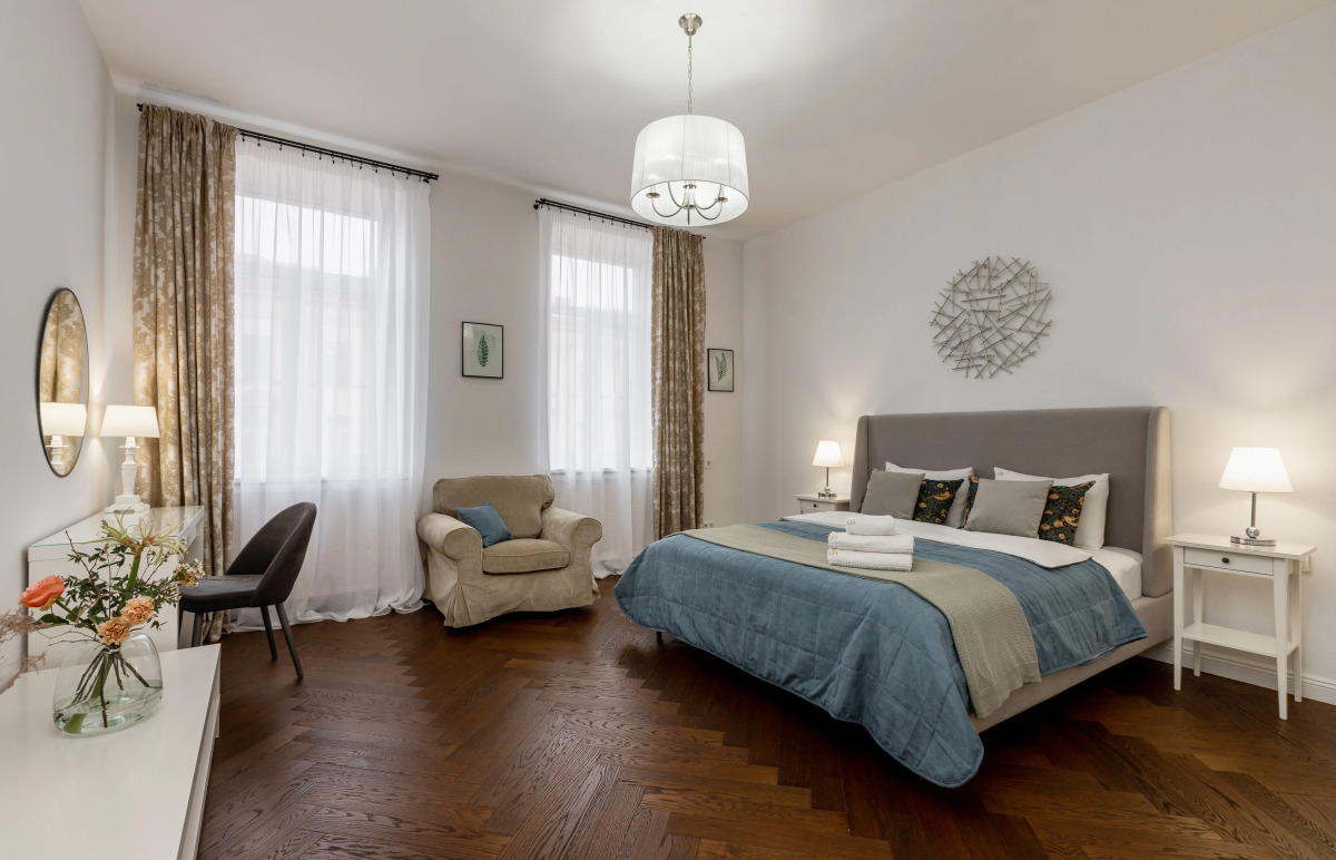 Апартаменты 4-комнатные HomeApart К.Маркса, 30