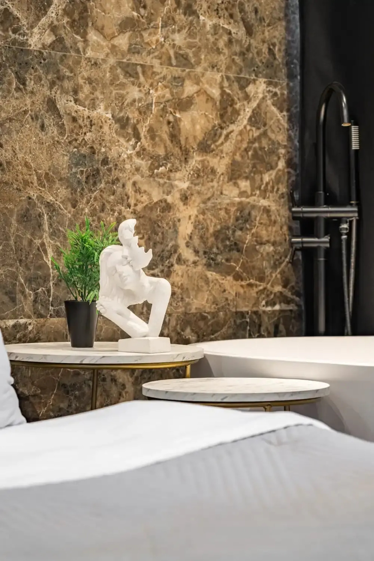 Апартаменты с Ванной у Окна