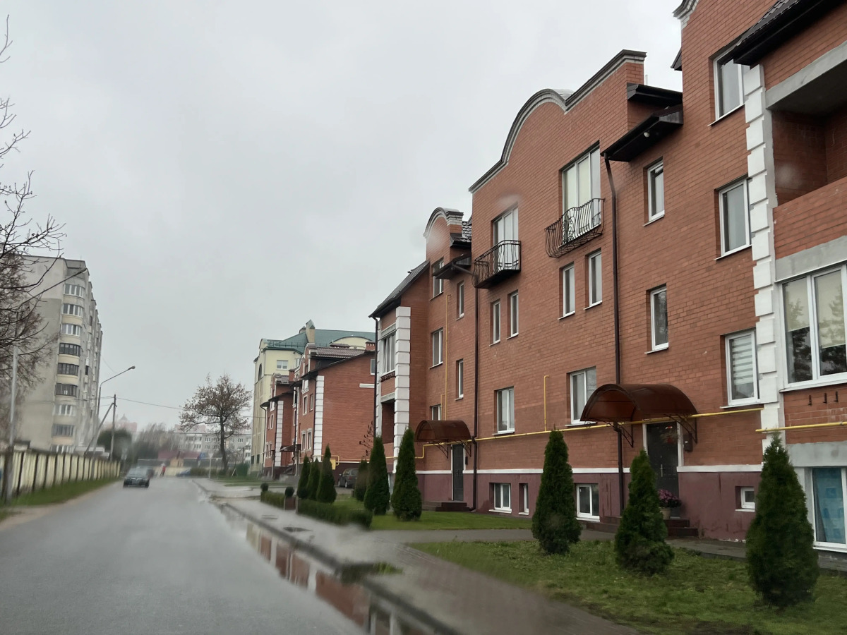 Квартира Просторная Недалеко от Центра с Парковкой