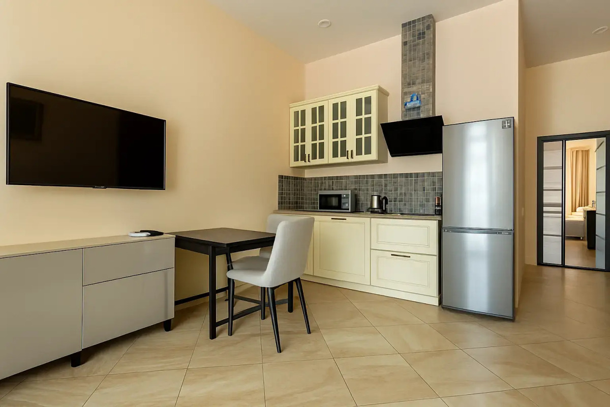 Квартира для 4х гостей в минуте от моря с оборудованной кухонной зоной и просторным душем