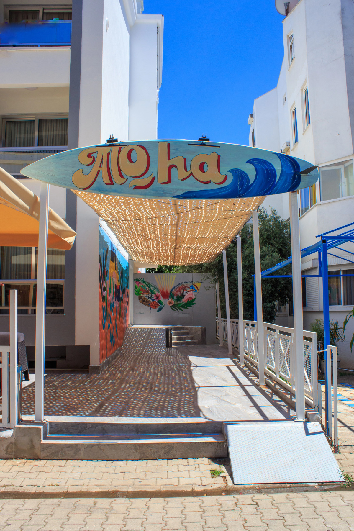 Отель Aloha Suites