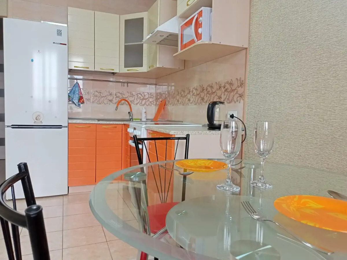 Квартира Кирова 120А оранжевая квартира