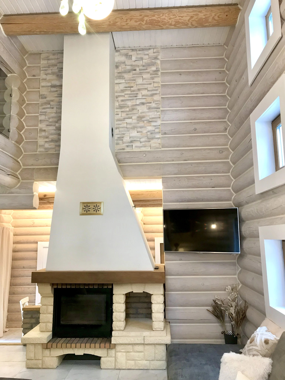 Шале на Скале с Видом на Озеро