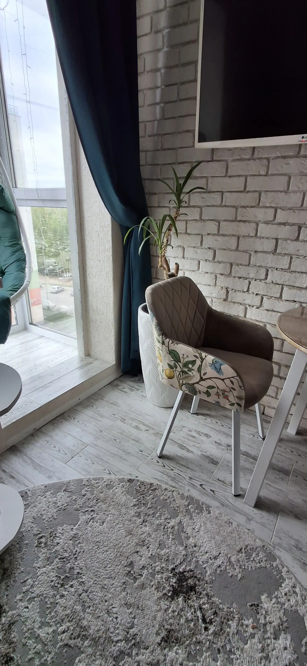 Квартира с подвесными креслами из ротанга на панорамной лоджии