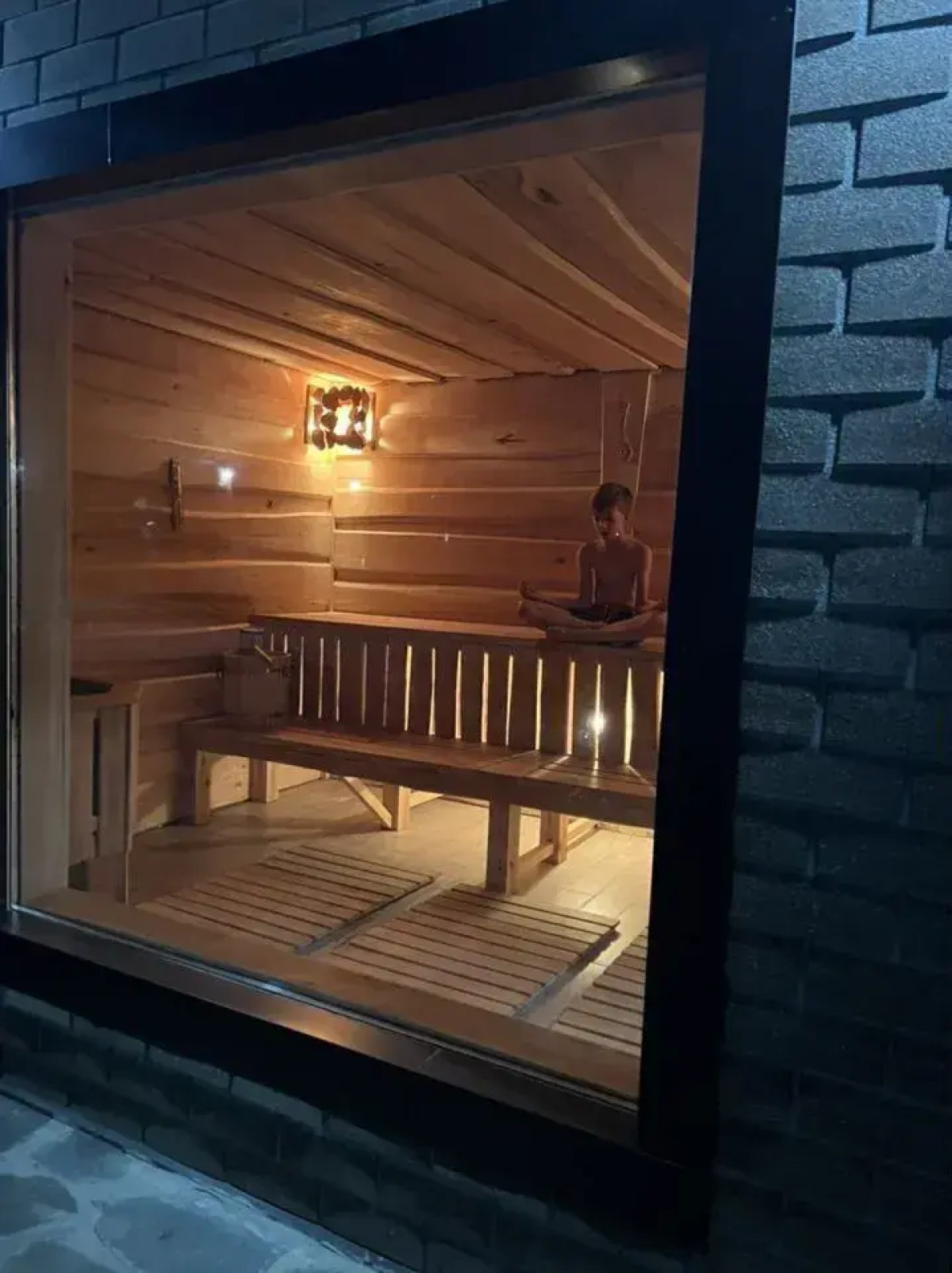 Частный дом с баней бассейном и мангалом на берегу реки