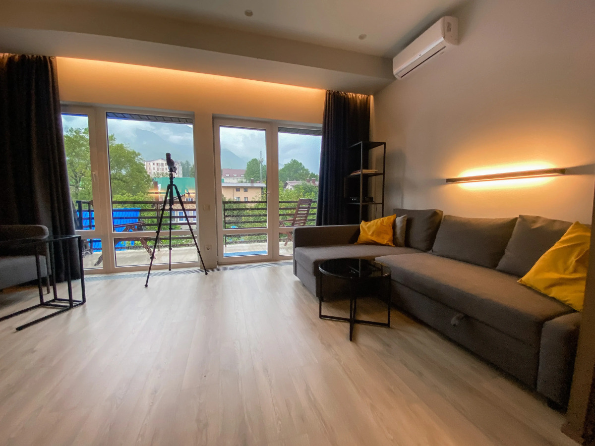 Студия с террасой с панорамным видом на горы