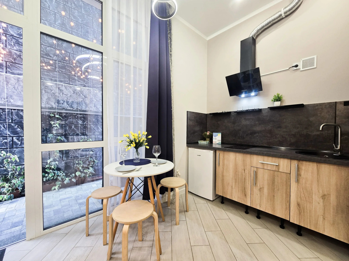 Квартира Стильная студия для 3х человек с кроватями и зоной отдыха на улице