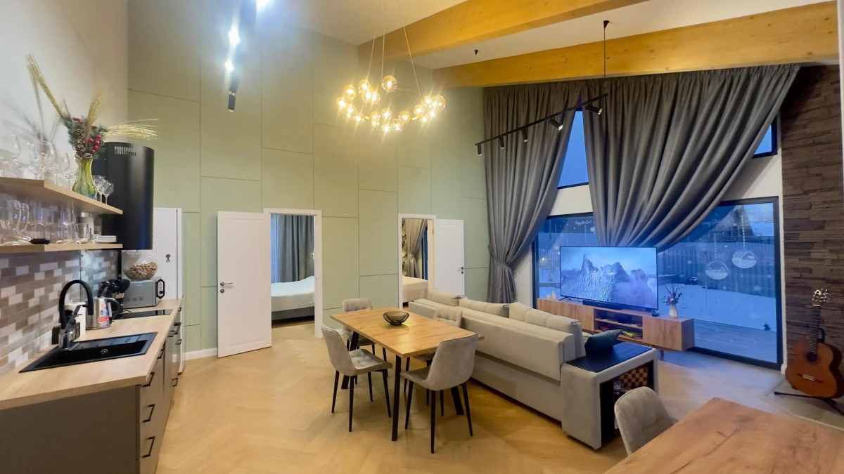 Частный дом у озера