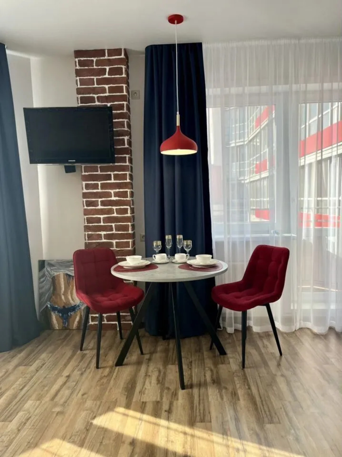 Улучшенные апартаменты Яркий Лофт панорамным видом из окна