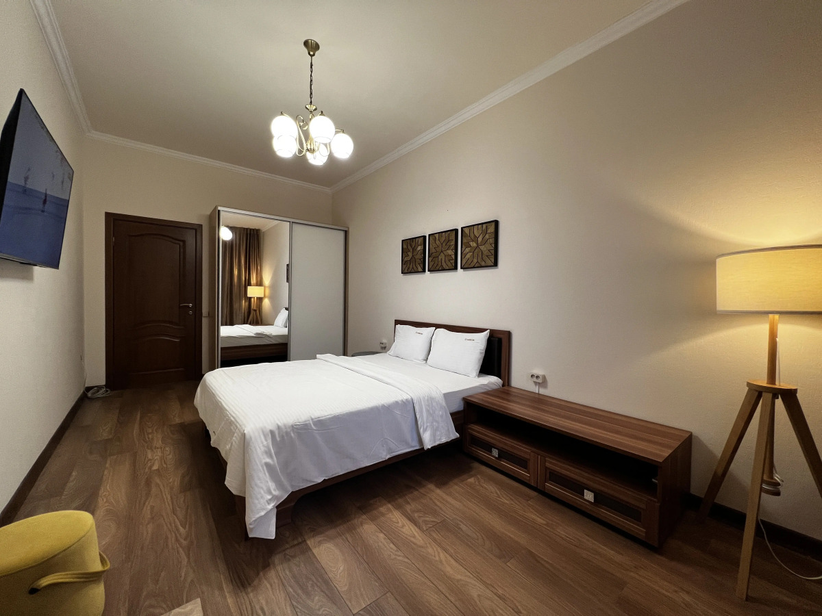 Апартаменты возле Парка на Аллее Строителей by Sutki26