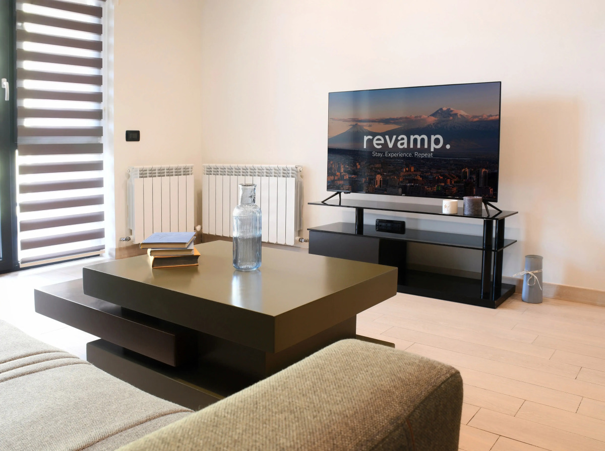 Апартаменты Newly Renovated Condo, Steps to Republic Square