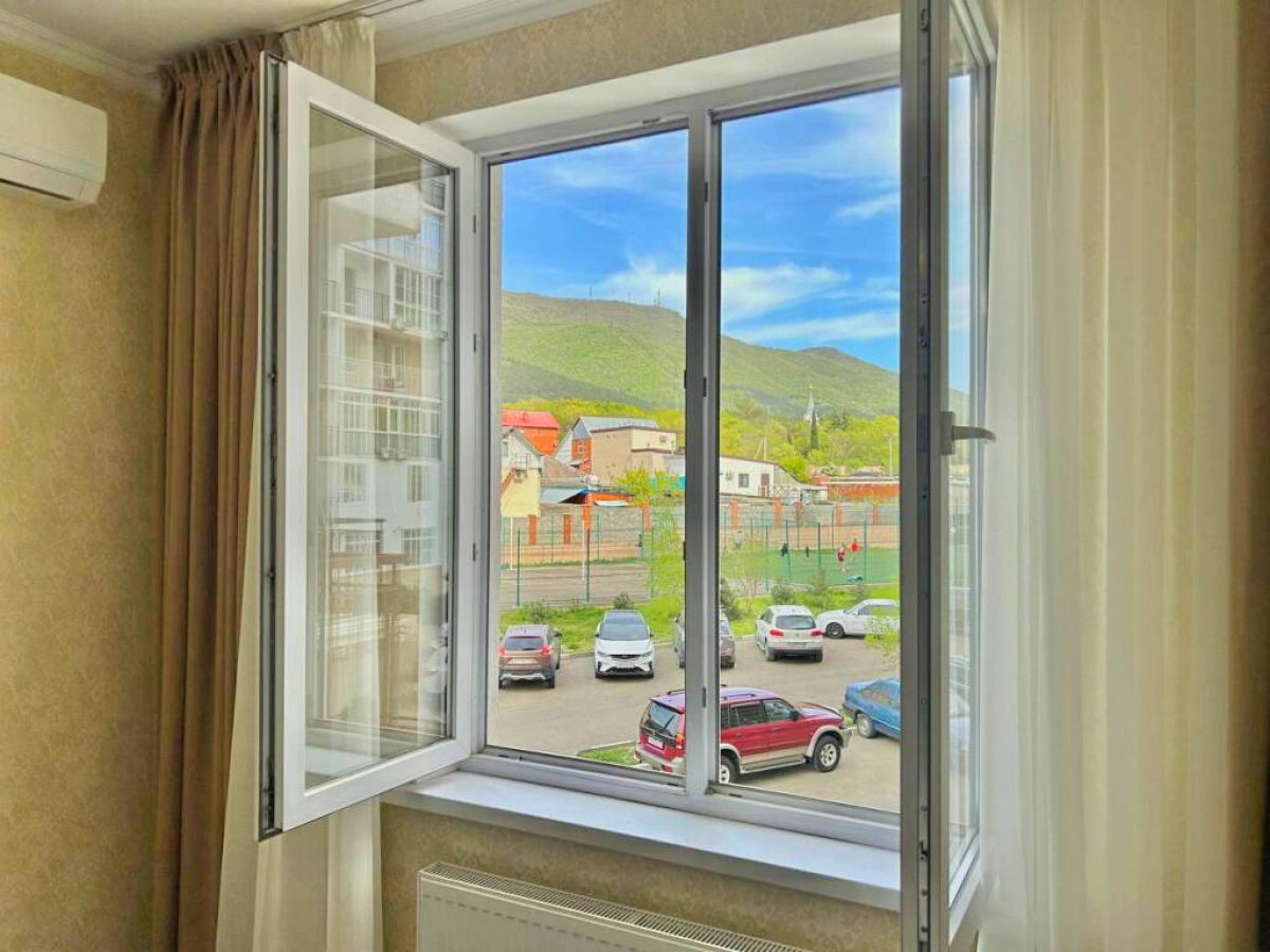 Улучшенные трехкомнатные апартаменты с террасой