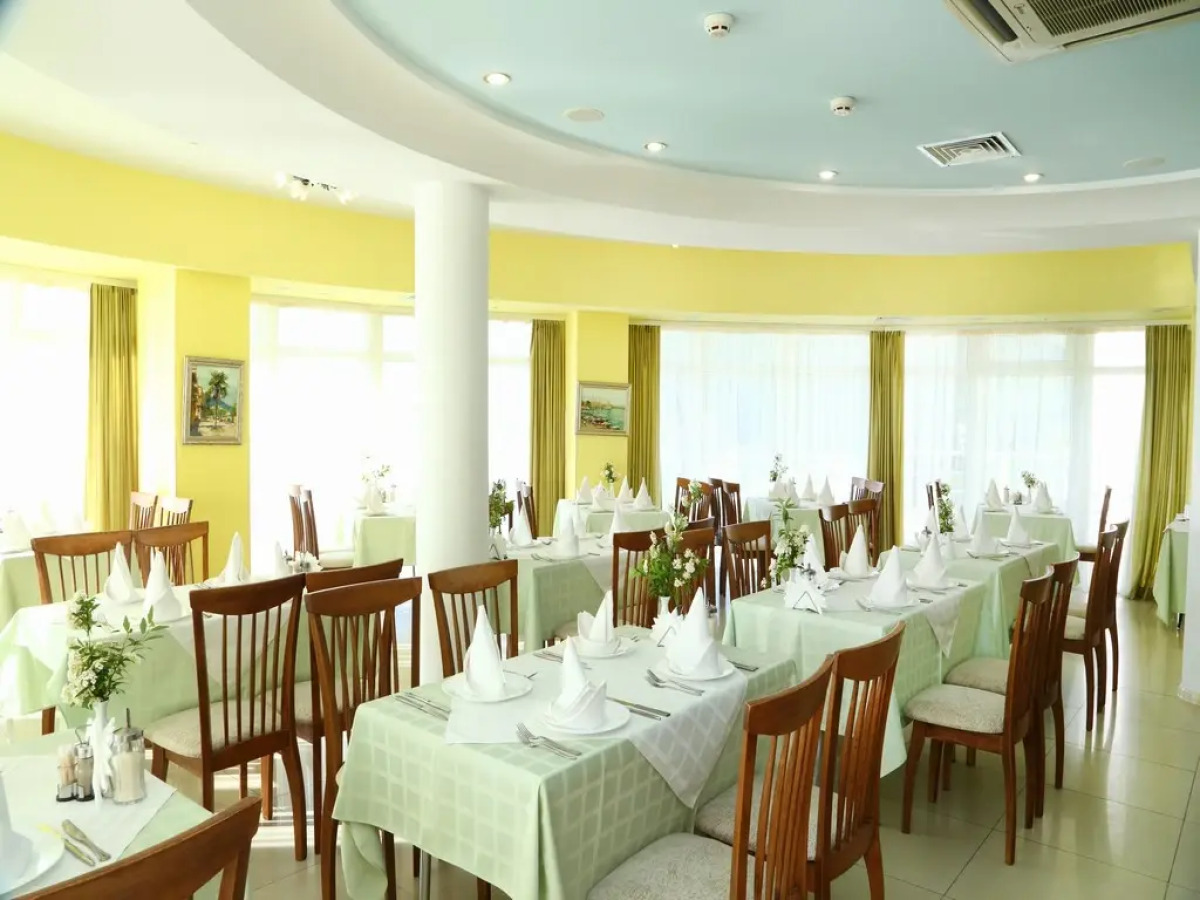 Отель Мажестик