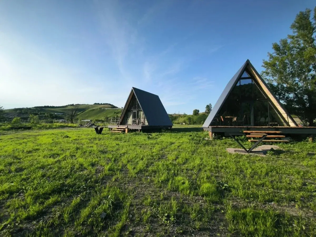 Шале двухэтажный А-фрейм с панорамным остеклением и террасой