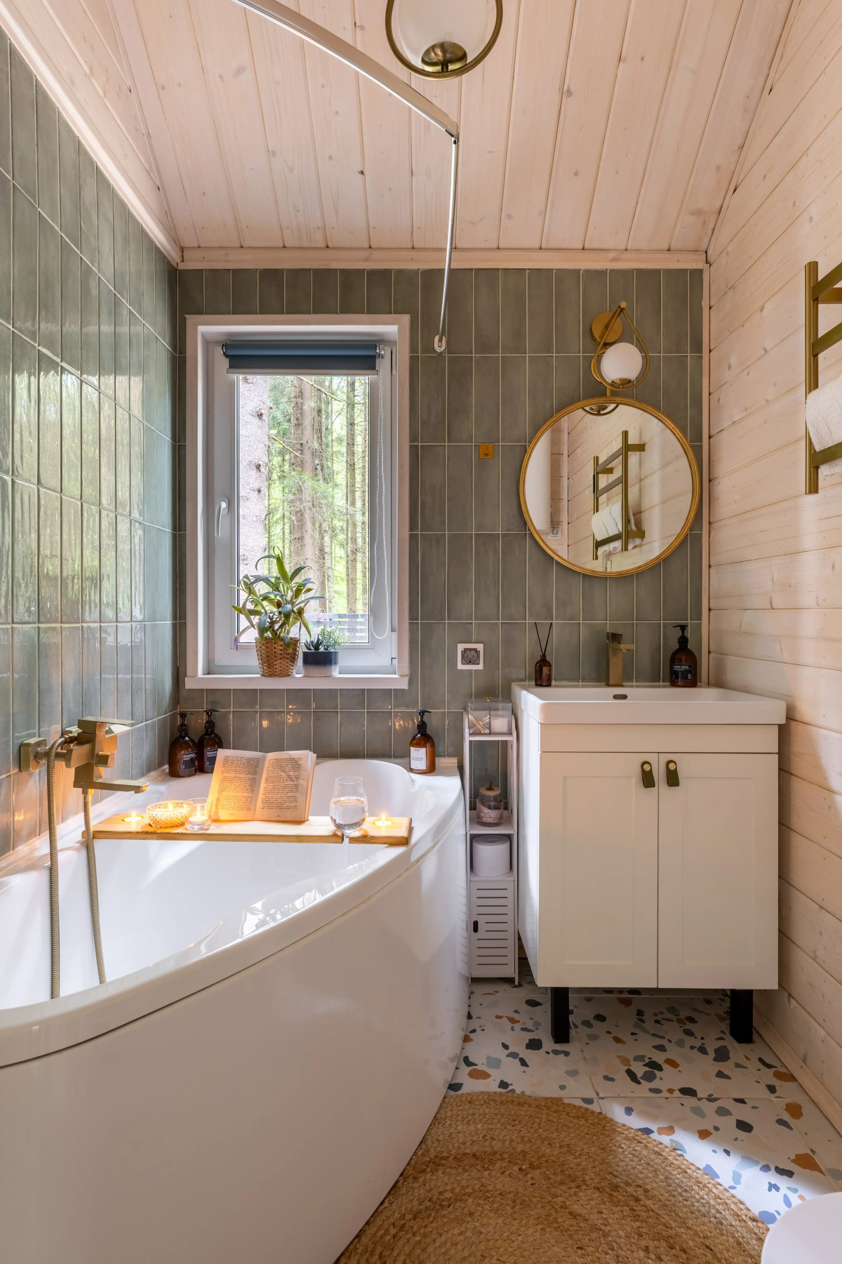 Частный дом в еловом лесу