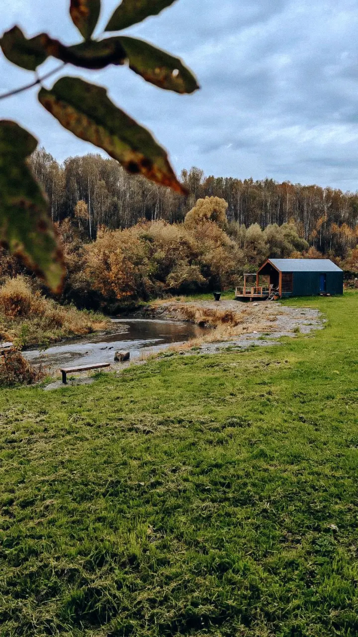 Шале А-фрейм с панорамным остеклением и террасой