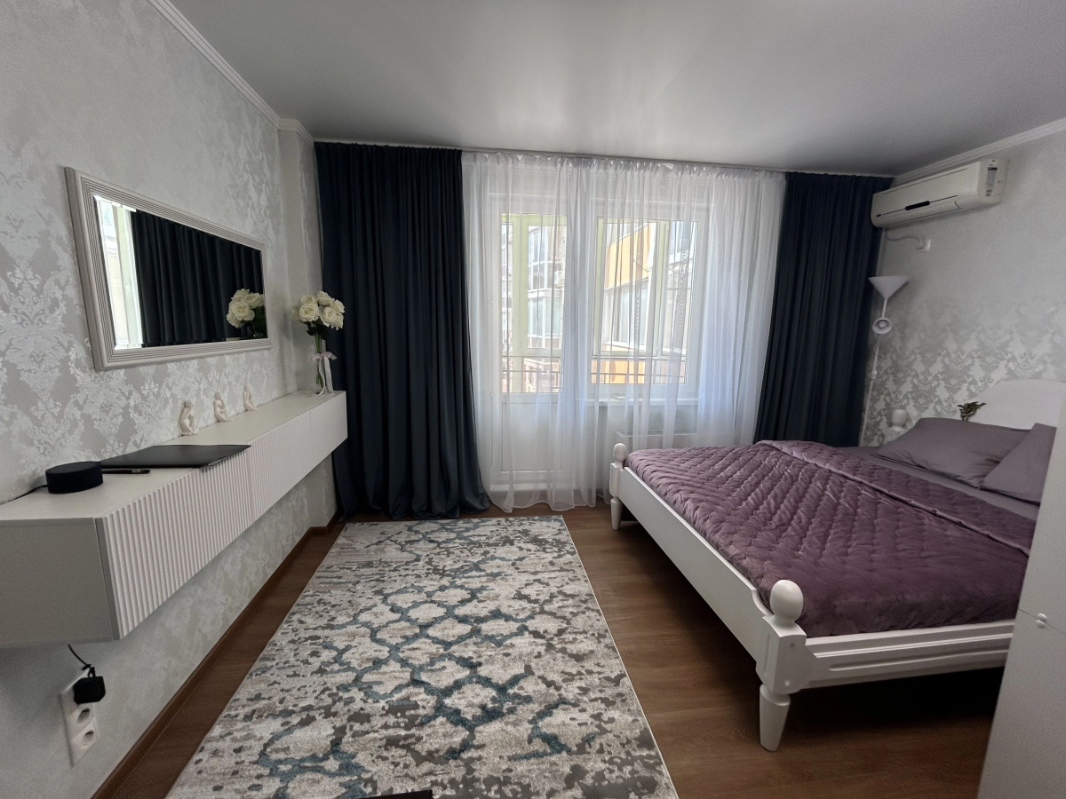 Квартира Уютная просторная однушка (55кв.) с АЛИСОЙ