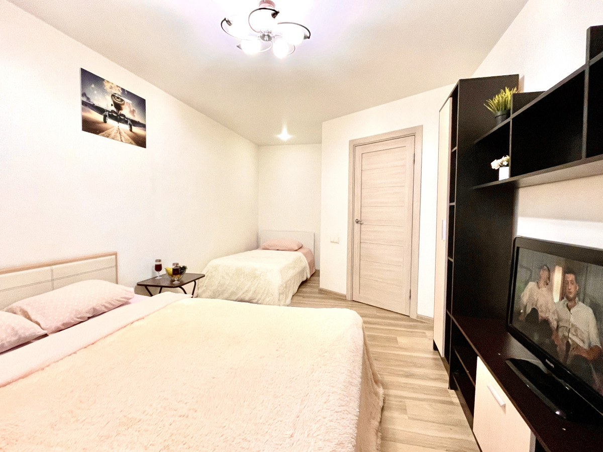 Уютные Апартаменты в доме у Космопорта (ул. Дыбенко 27а)