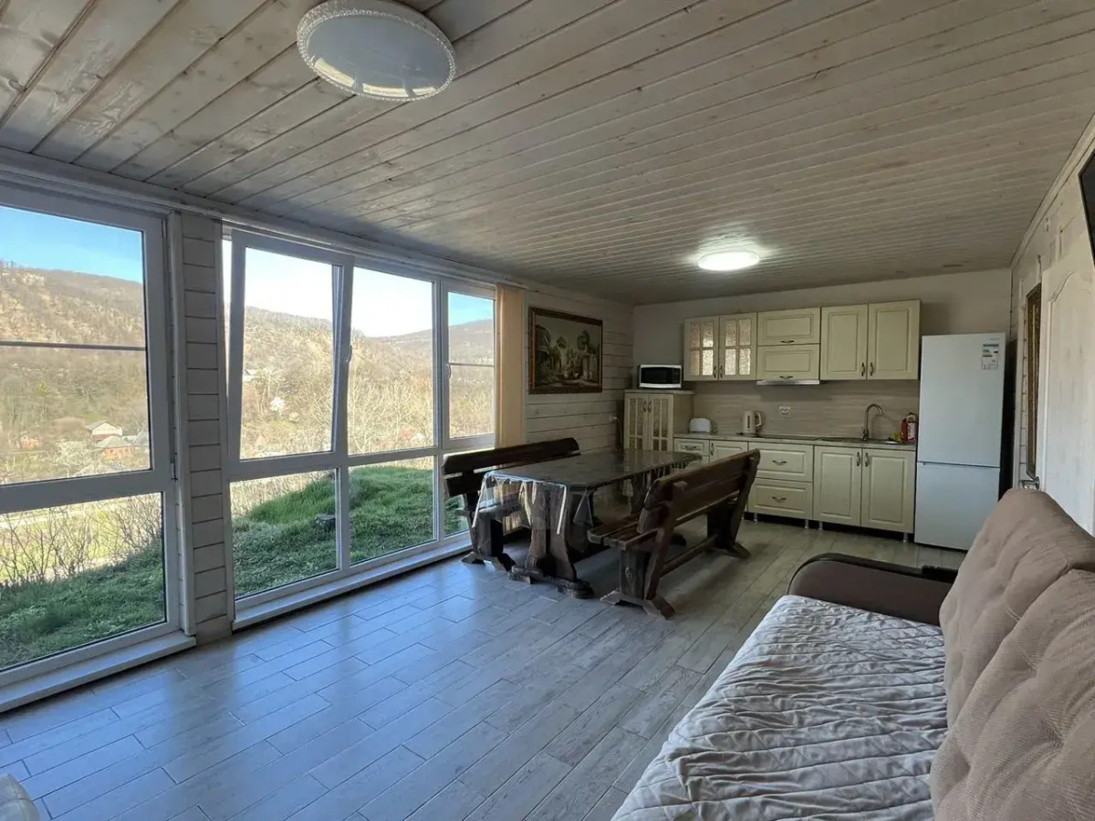 Частный дом с баней бассейном и мангалом на берегу реки