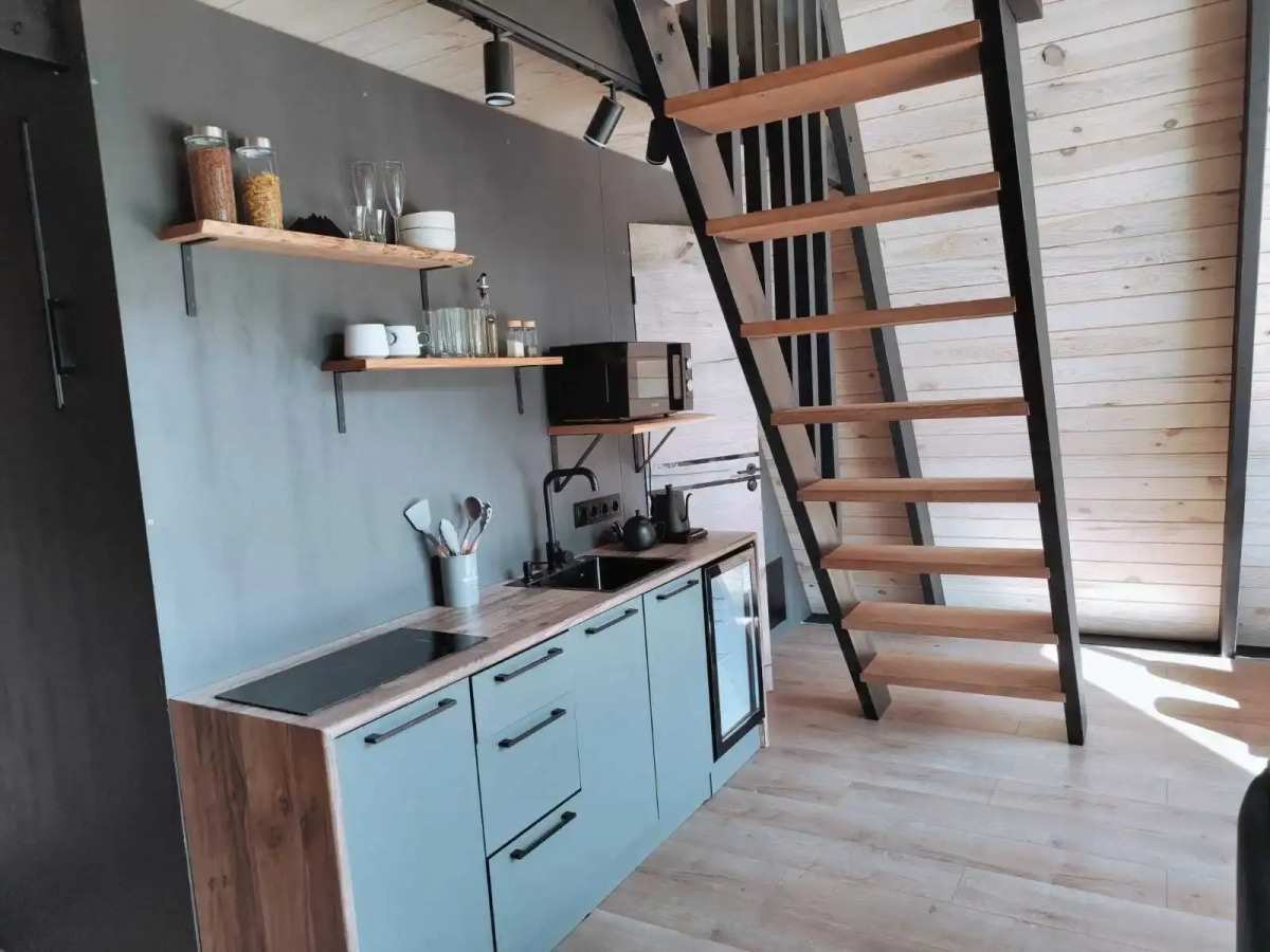 Шале двухэтажный А-фрейм с панорамным остеклением и террасой