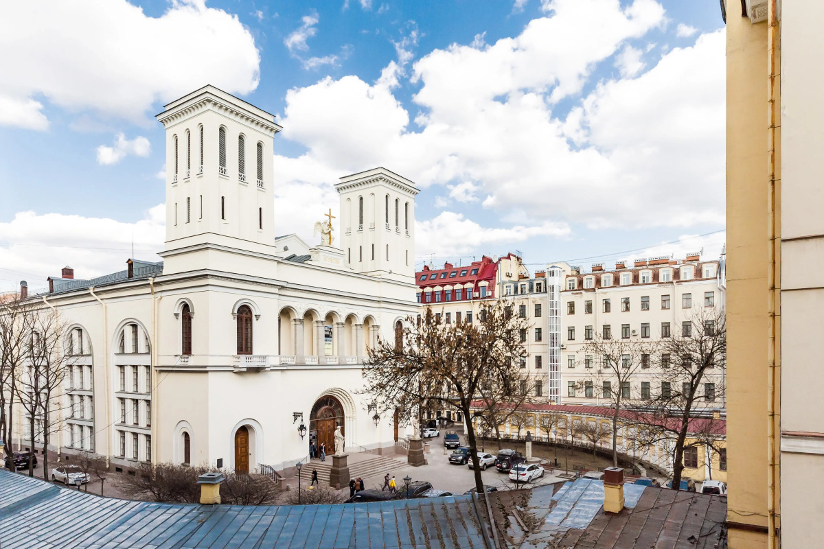 Апартаменты Avenue 180 кв.м с видом на Большую Конюшенную Улицу и Церковь Петра и Павла