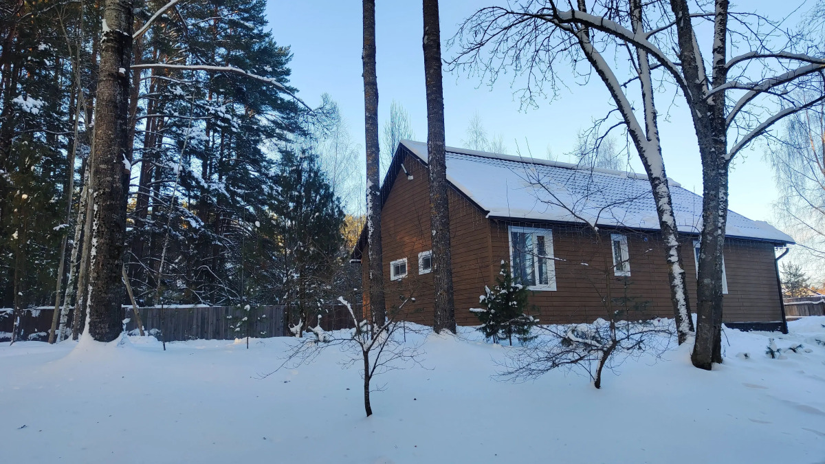 Коттедж с баней в сосновом бору у озера, рядом с турбазой Чайка