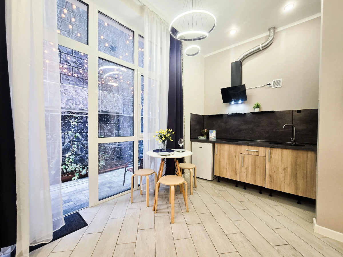 Квартира Стильная студия для 3х человек с кроватями и зоной отдыха на улице