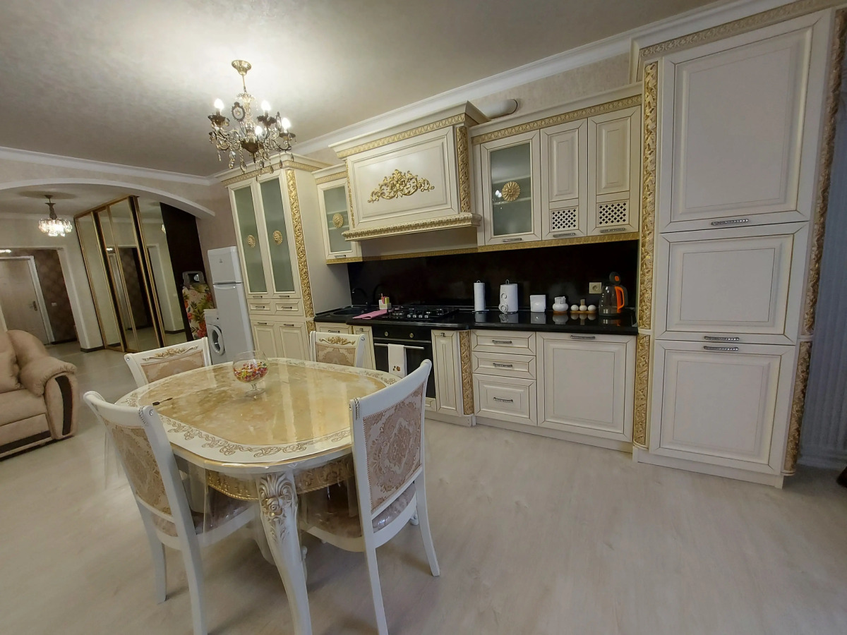 Апартаменты 5 Звезд на Шамиля Джикаева 5А-2