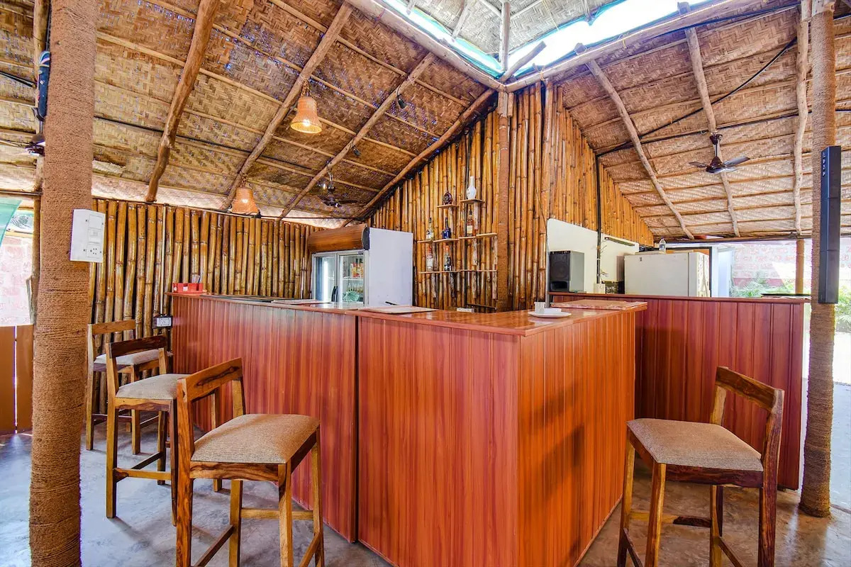 Hotel YogiTree beach Resort & Cafe