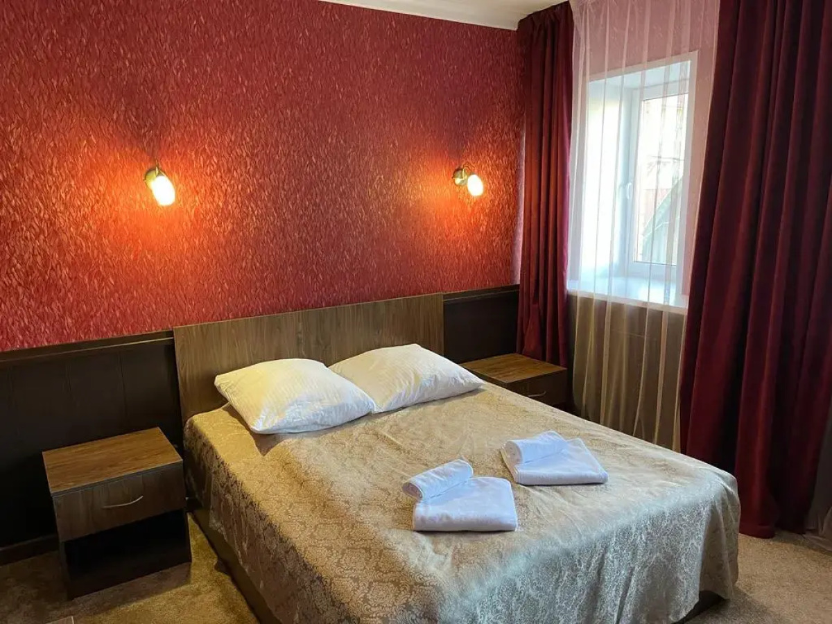 Отель Новоженовский