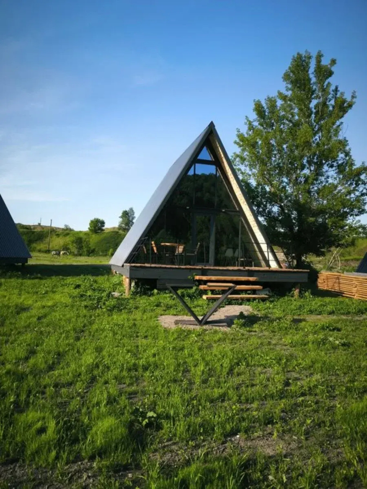 Шале двухэтажный А-фрейм с панорамным остеклением и террасой