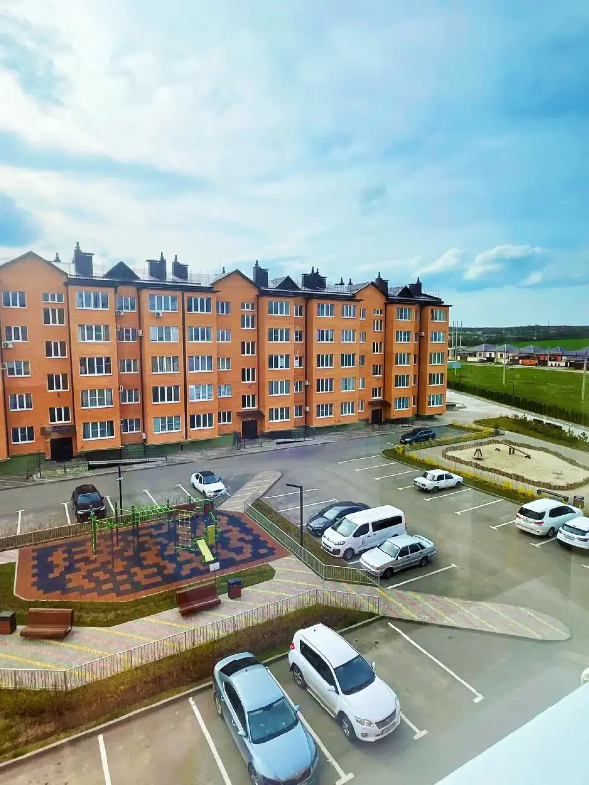 Апартаменты Квартира уютная с спорт площадкой во дворе