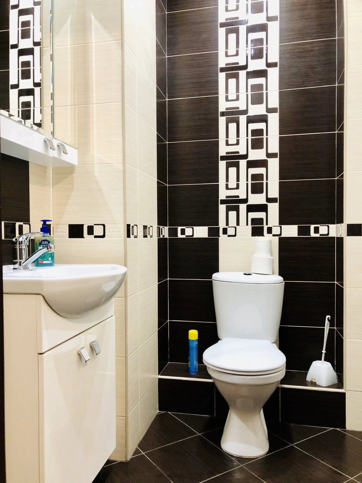 Апартаменты Шикарная двухкомнатная квартира с раздельными комнатами и балконом