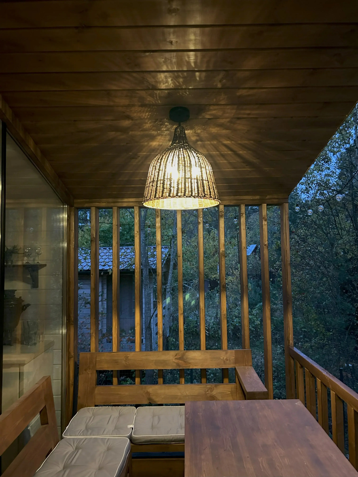 Частный дом у озера с террасой Сосновый дом