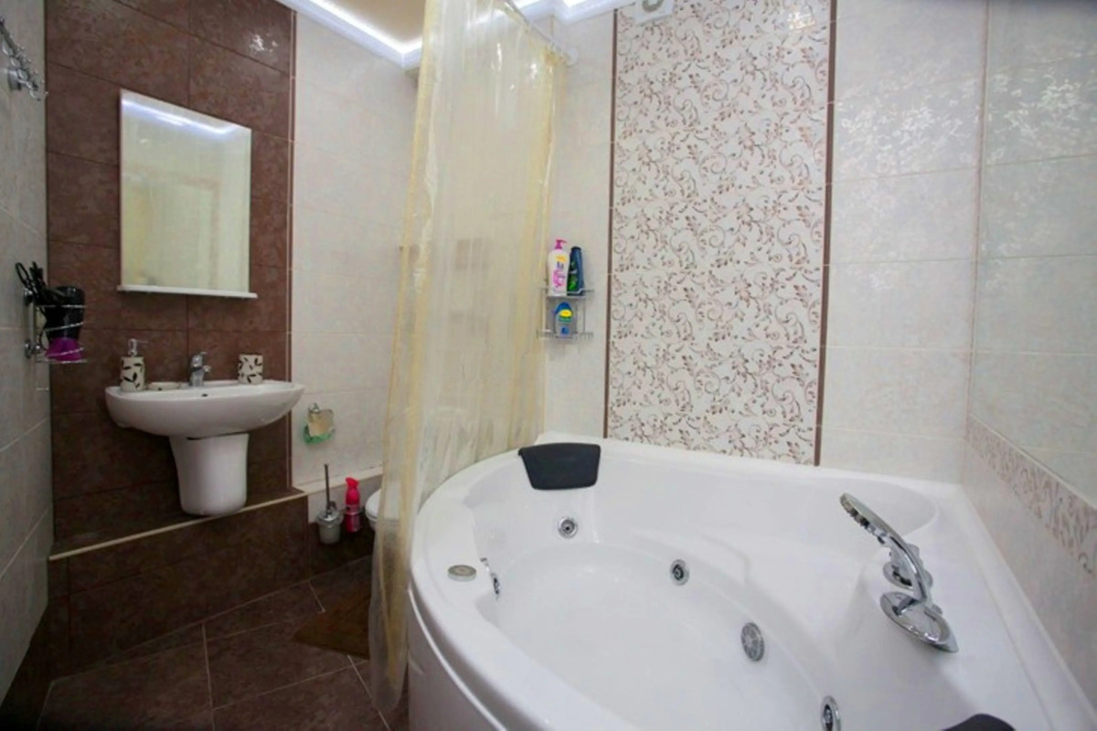 Апартаменты на площади Революции