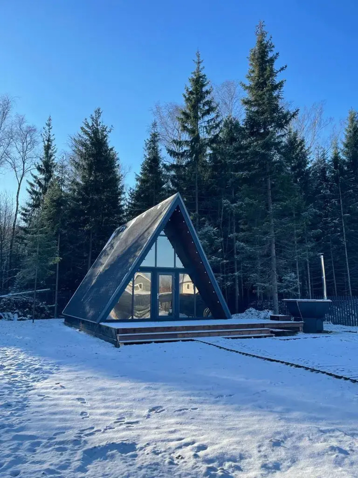 Дом А-фрейм с банным чаном у леса