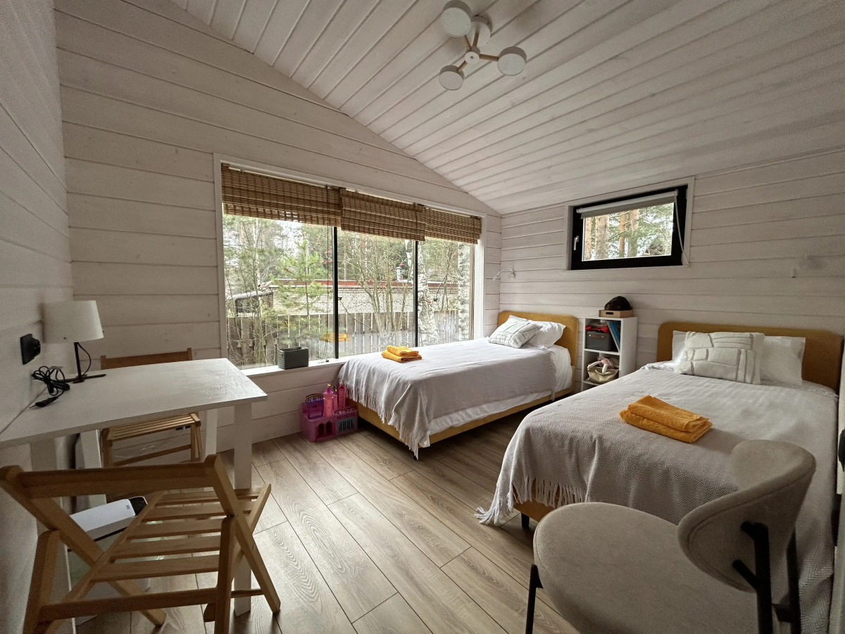 Частный дом у озера с террасой Сосновый дом