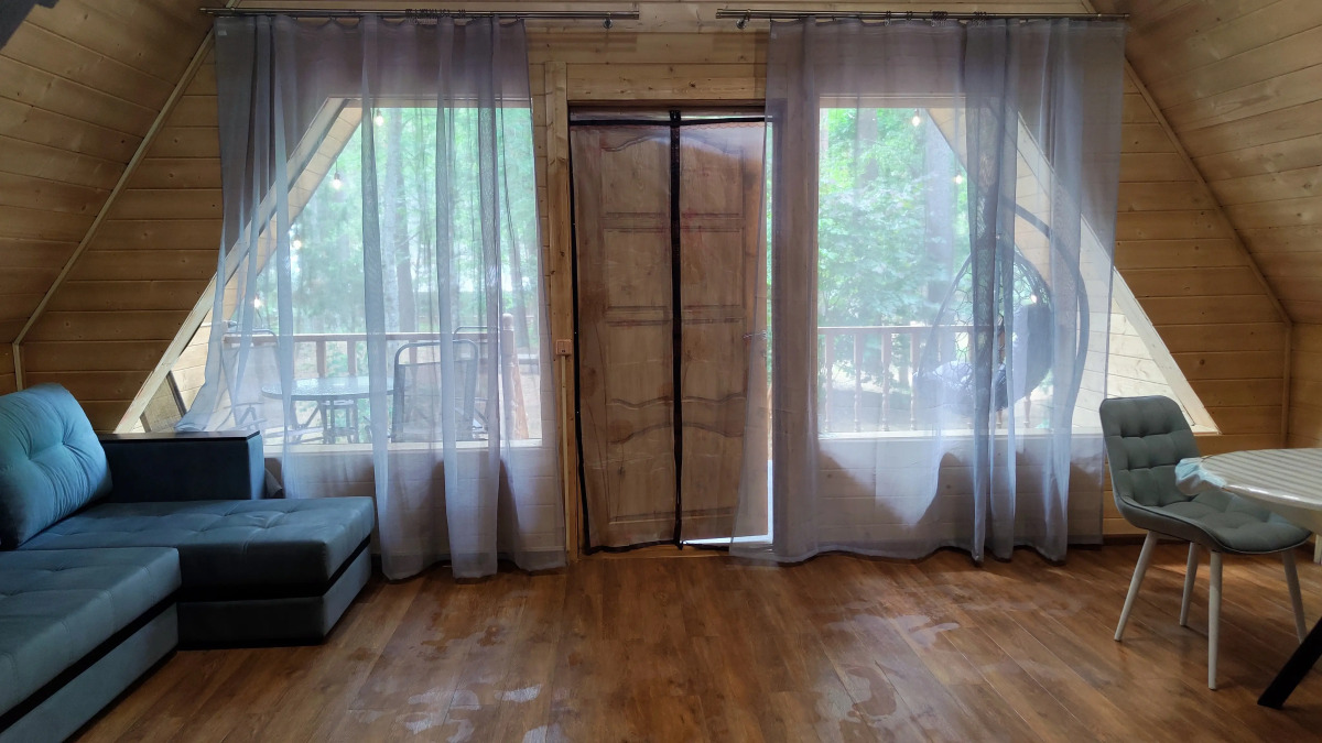 Частный дом Новый 6 местный дом у озера с банным чаном и баней.