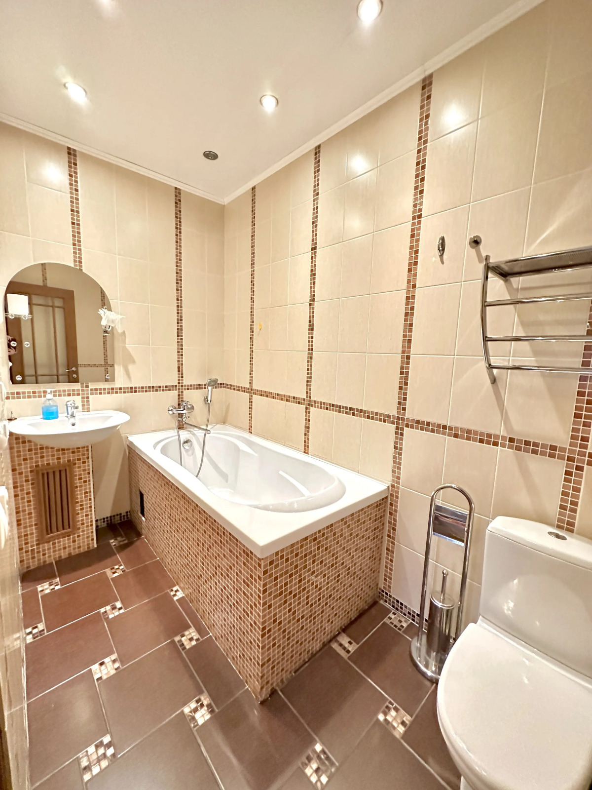 Квартира Светлая 2-комнатная: рядом гостиница Воркута и Центральная площадь